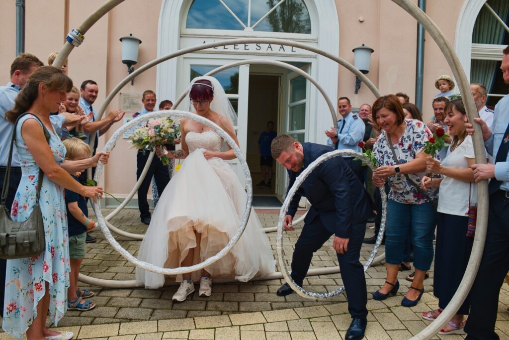 Hochzeitsgäste begrüßen die Eheleute vor dem Standesam in Bad Schwalbach
