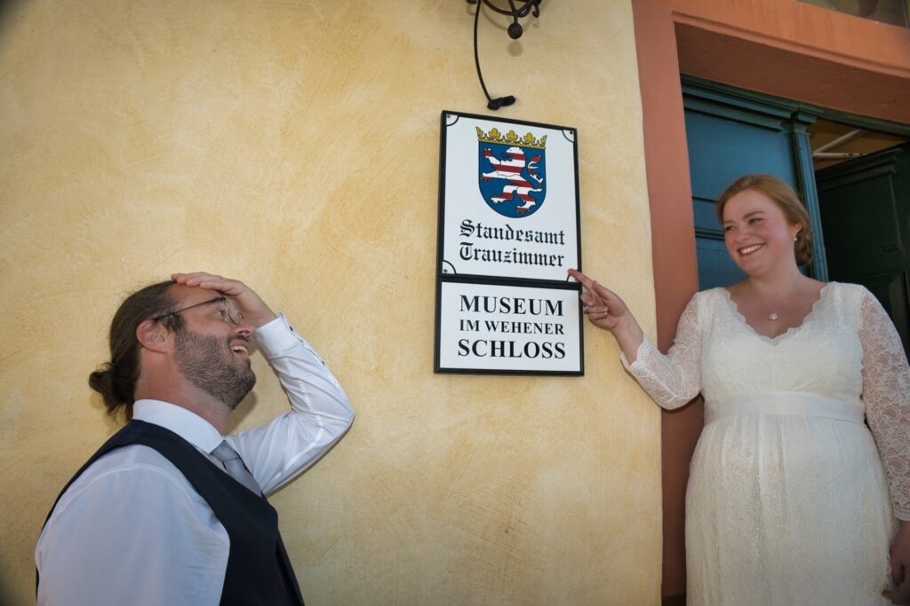 Brautpaar vor dem Standesamt im Schloss von Wehen.