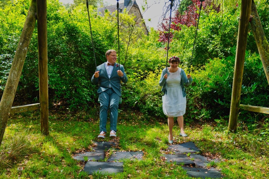 Braut und Bräutigam schaukeln im innenhof vom Klostergut Gronau#Heidenrod