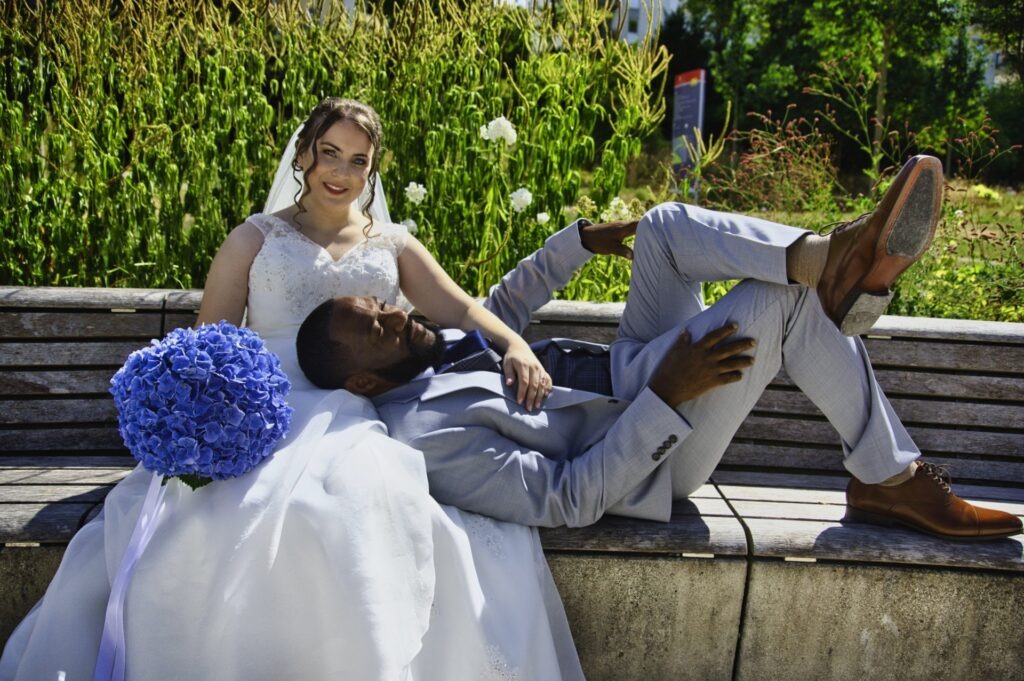 Romantisches Brautpaar am Ufer des Weihers von Bad Schwalbach.