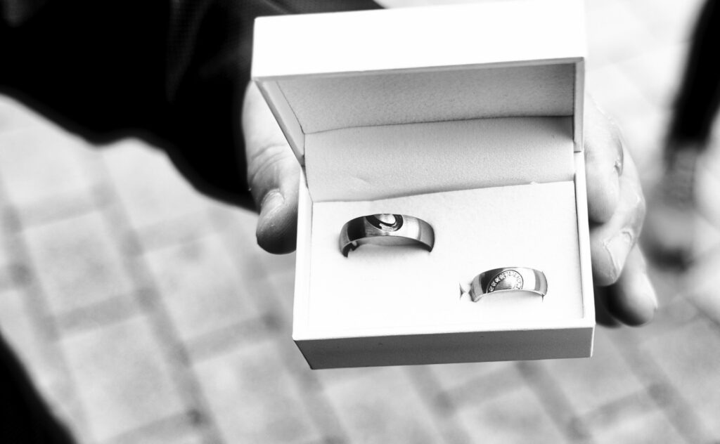 Detailaufnahme Eheringe in einer Holzkiste ,Bild ist in SW gehalten.