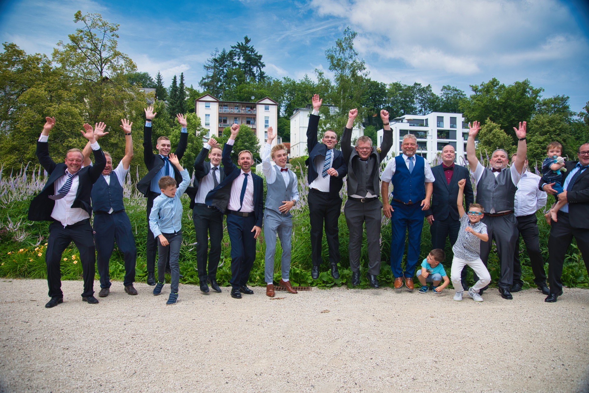 Hochzeitsgesellschaft im Park: Großes Gruppenfoto der Hochzeitsgesellschaft im weitläufigen Kurpark Bad Schwalbach.