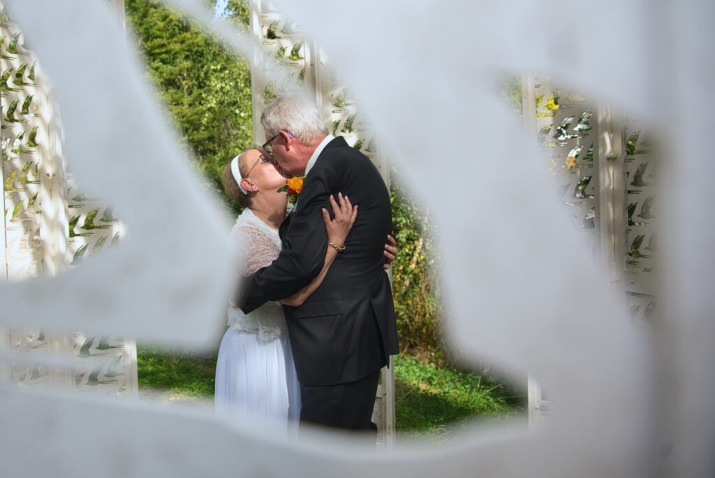 Hochzeitspaar im Kurpark von Bad Schwalbach