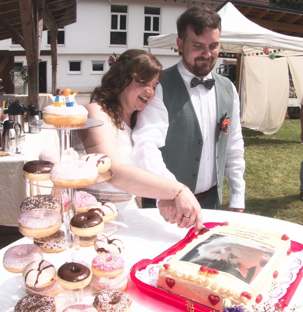 Brautpaar beim Torte anschneiden