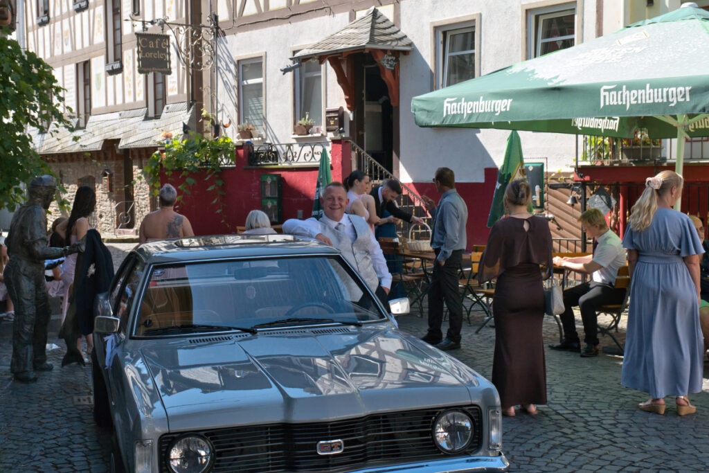 Bräutigam am Ford Taunus vor historischer Kulisse im Rhein-Lahn-Kreis