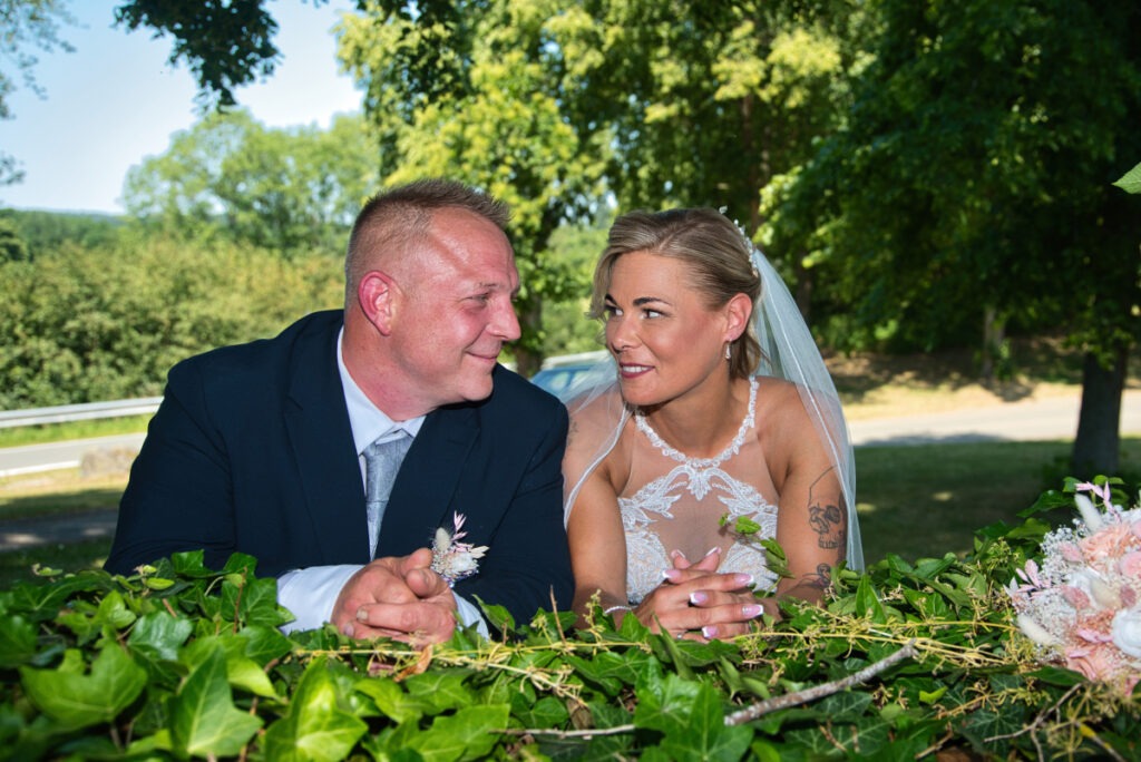 Brautpaar-Shooting in der Natur bei Sankt Goarshausen